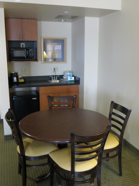 Wingate By Wyndham Hotel Peoria Room photo